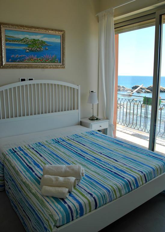 Taorminaxos Wonderful Seaview Apartment จีอาร์ดีนี นักซอส ภายนอก รูปภาพ